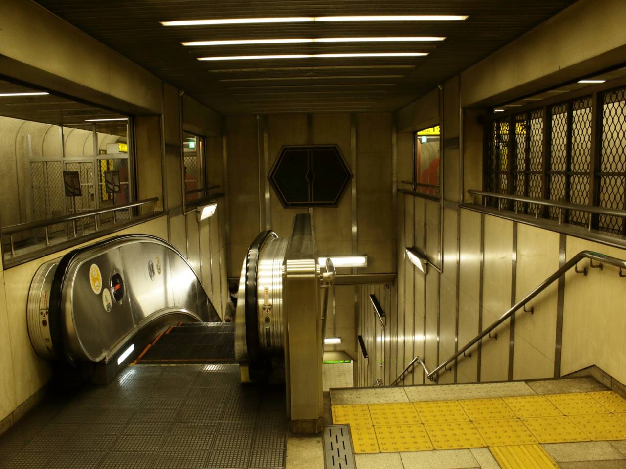 写真deフカボリ「神戸市営地下鉄板宿駅」今回は、神戸芸術工科大学学生作品で「板宿駅」をご紹介します。
