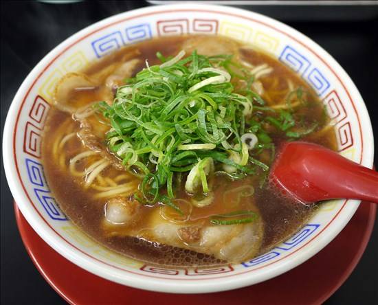 濃い醤油味のスープが特徴
